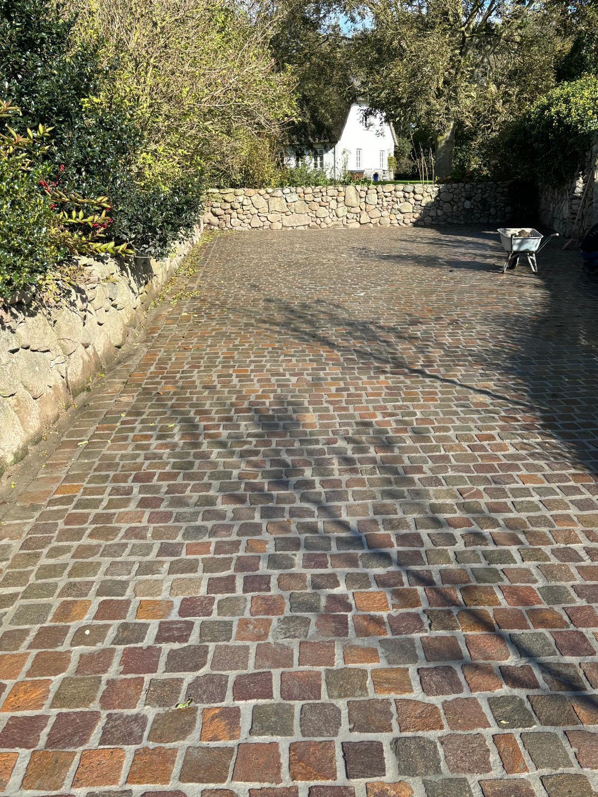 Terrasse mit Feuerstelle und Außenanlage
